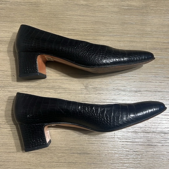 Salvatore Ferragamo Black Croc Print Classic Office Pumps 5.5B. Bottoms worn - Picture 2 of 10